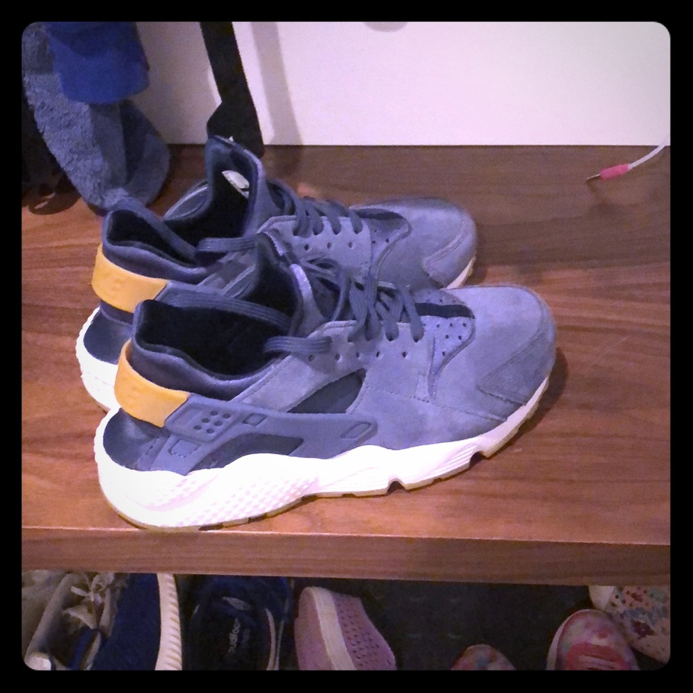 Hurache suede and gum shoe